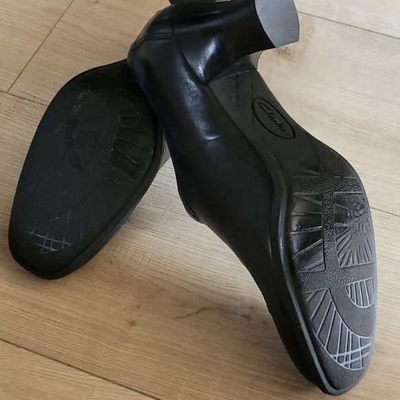 CLARKS LEATHER 2" Heels, Slip-on, Super comfortable, size 10 Walking Shoes - Picture 6 of 7